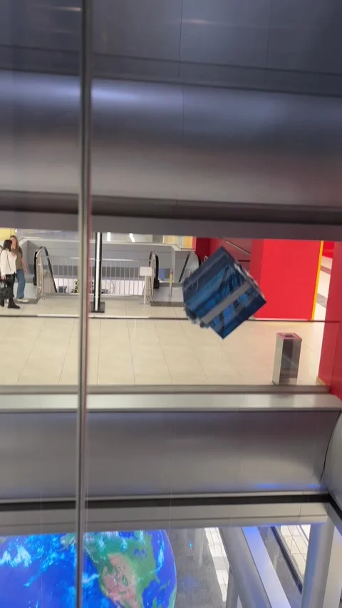 Tourists go down the elevator and see an animated model of the globe 库存影片 255903497