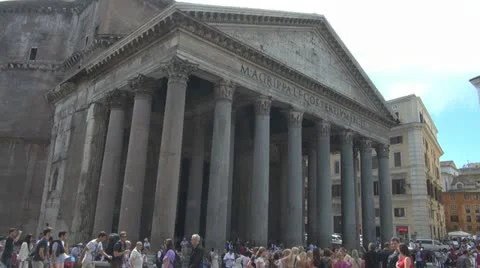 Tourists go in front of the pantheon Vidéo 12420653