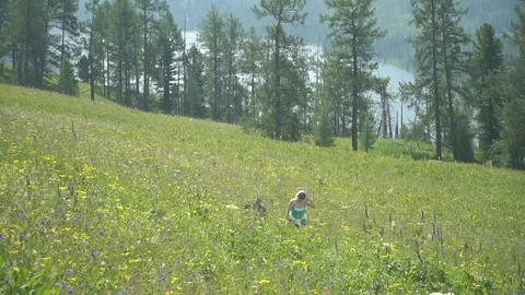 Tourists go uphill Видео 94585242