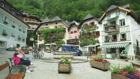 Tourists in Hallstatt Vídeo Stock 219834814