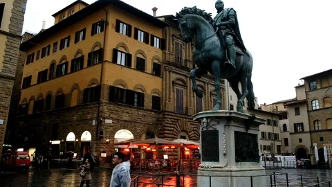 Tourists having fun around the square of Palazzo Vecchio, Florence Tuscany Italy 库存影片 88549260