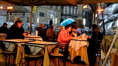 Tourists having fun around the square of Palazzo Vecchio, Florence Tuscany Italy 库存影片 88549405