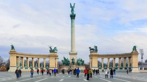 Tourists on the Heroes' Square in Budapest Video stock 73137418