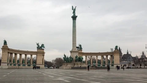 Tourists on the Heroes square hyperlapse in Budapest Stock Footage 72922577