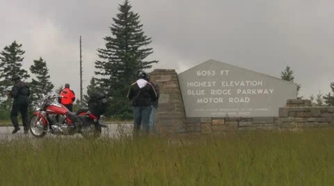 Tourists at the Highest Elevation on the Blue Ridge Parkway Video stock 17109623