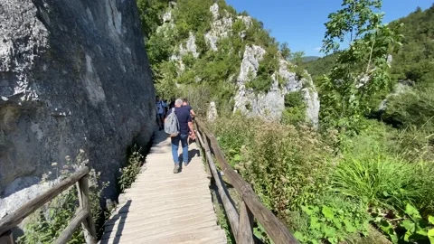 Tourists hiking the paths of Lower Plitvice Lakes National Park Vidéo 162182618