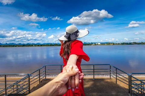 Tourists hold hands while looking at the Mekong River  Stock-Fotos