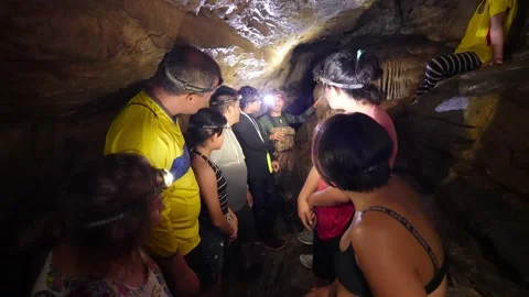 Tourists listening to a guide inside the Jumandy Caves in Ecuador Vídeos de archivo 334934503