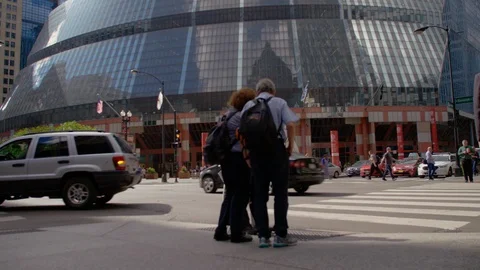 Tourists looking at a map in front of the Thompson Center in Chicago, Illinois Vídeos de archivo 92363244