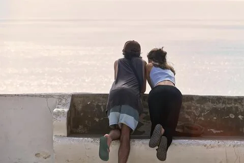 Tourists looking at the ocean Foto stock