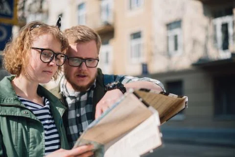 Tourists with a map on the background of the city Foto stock