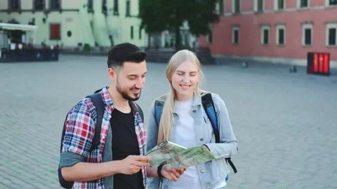 Tourists with map looking for new historical place in city center Video stock 142918482