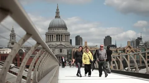 Tourists on the Millennium Bridge  스톡 동영상 21028526