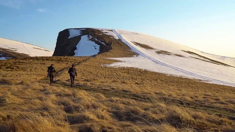 Tourists on the mountainside in a strong wind 스톡 동영상 116559088