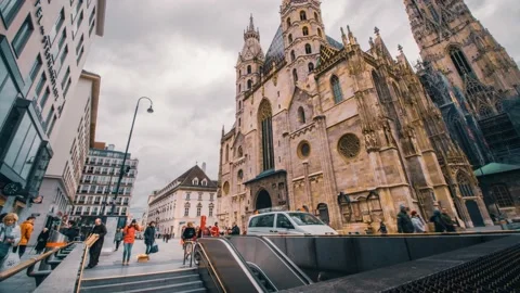 Tourists next to St. Stephen's Cathedral (Stephansdom) in Stephansplatz, Vienna Video stock 144059375