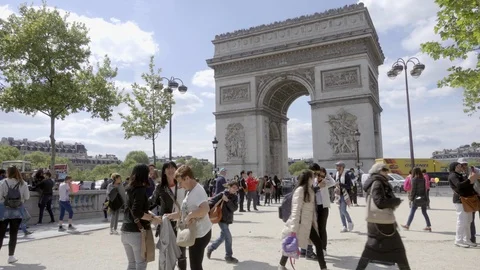 Tourists outside Arc de Triomphe - women talking - people walking - Paris France Stock-Footage 93815520