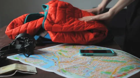 Tourists pack the bag for trips Vídeo Stock 65185304