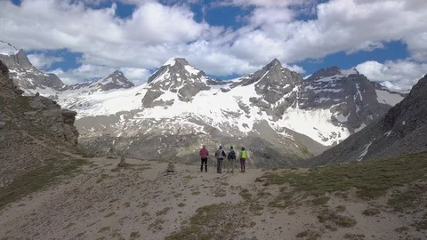 Tourists on a pass in the Alps Vídeo Stock 113322715