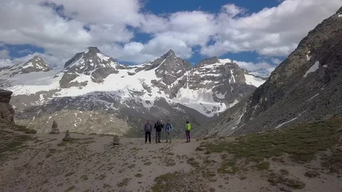 Tourists on a pass in the Alps Vídeo Stock 114422465