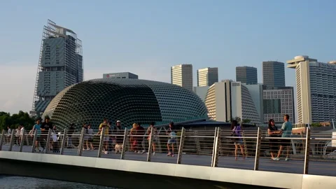 Tourists pause on Jubilee Bridge, taking in the stunning view of Marina Bay. Stock-Footage 318095917