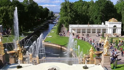 Tourists in Peterhof the fountains of the Grand Cascade Stock Footage