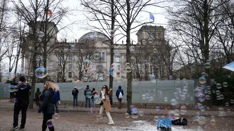 Tourists playing in Berlin Video stock 132356099