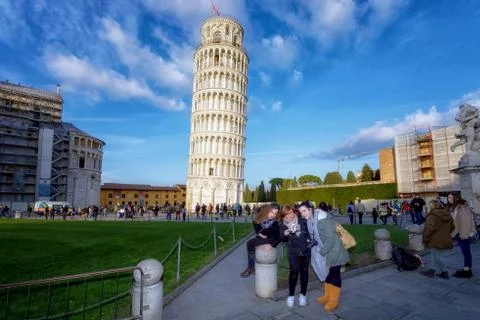 Tourists posing in front of the Leaning Tower of Pisa. Editorial, illustrativ Stock Photos