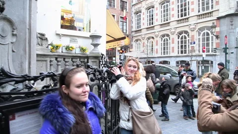 Tourists Posing In Front Of Manneken Pis Statue In Brussels Vídeo Stock 344851455