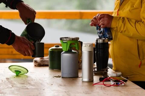 Tourists prepare coffee using gas cylinders. 스톡 사진