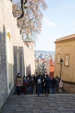 Tourists queue behind of the Prague Castle Foto stock