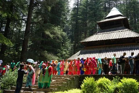 Tourists queue, Hadimba Temple, Manali, Himachal Pradesh, India, Asia Indi... Foto stock