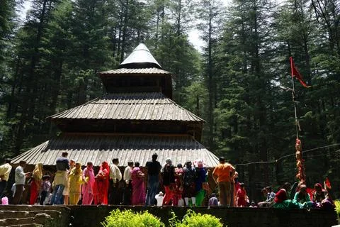 Tourists queue, Hadimba Temple, Manali, Himachal Pradesh, India, Asia Indi... Foto stock
