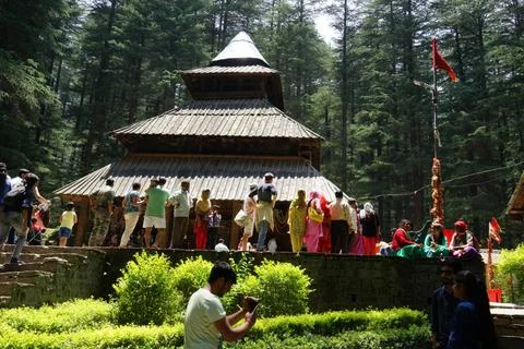 Tourists queue, Hadimba Temple, Manali, Himachal Pradesh, India, Asia Indi... Foto stock