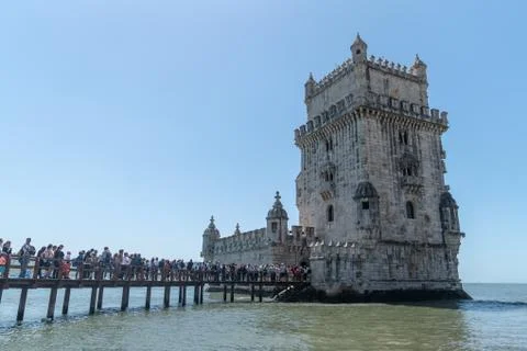 Tourists in queue to visit the Belem tower at the bank of Tejo River in Lisbo Foto stock