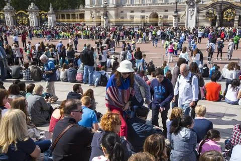 Tourists queue to watch the changeing of the guard at Buckingham Palace, Lond Stock Photos