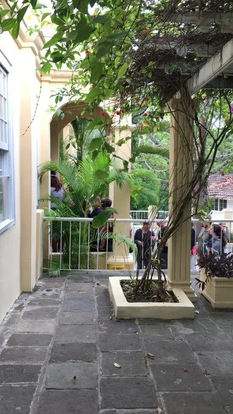 Tourists queueing at Ernest Hemingway house Finca Vigia in Havana Cuba 库存影片 344469262