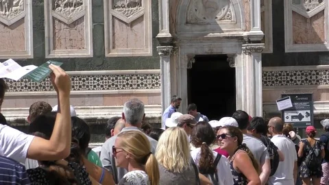 Tourists queuing to enter Video stock 79365169