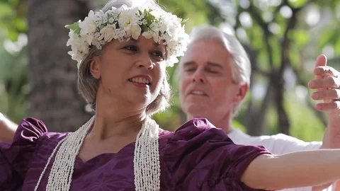 Tourists receiving a dance lesson. 库存影片 88368341