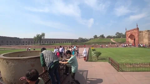 Tourists seeing objects Video stock 157361406