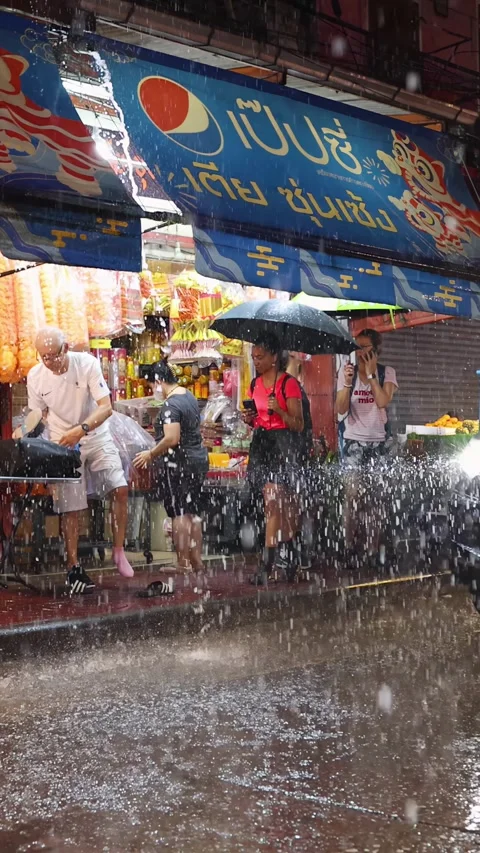 Tourists Sheltering From Heavy Rain at Night Market Street Vídeo Stock 316734576