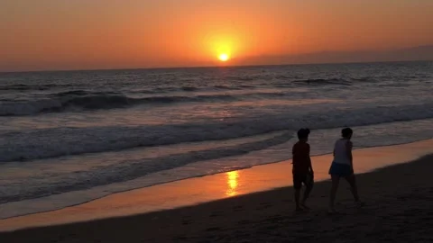 Tourists silhouette during the sunset at Hermosa Beach, Los Angeles Stock Footage