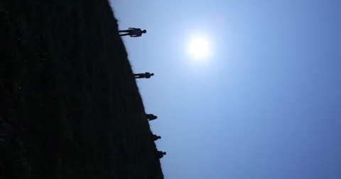 Tourists Silhouette on the Hill Vídeo Stock 340136053