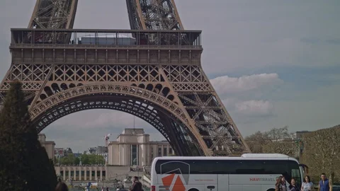 Tourists sit in front of the Eiffel Tower Video stock 124412690