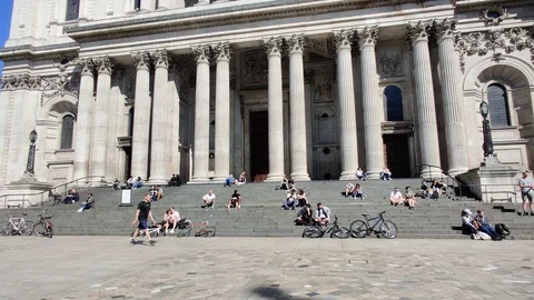 TOURISTS SITTING ON STEPS OF ST PAUL'S CATHEDRAL DURING LOCKDOWN LONDON 4K Stock Footage 129092283
