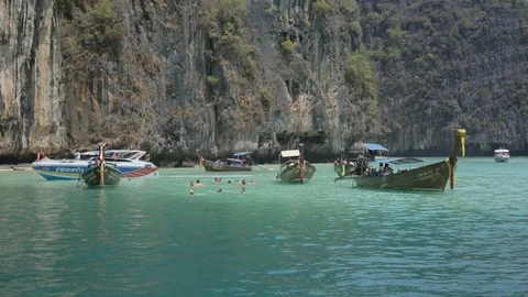 Tourists snorkel in the Phi Phi Islands of Thailand Vídeos de archivo 89058090