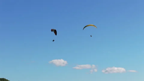 Tourists Soaring High While Parasailing in Florianopolis, Brazil, xtreme sports Vidéo 303795790