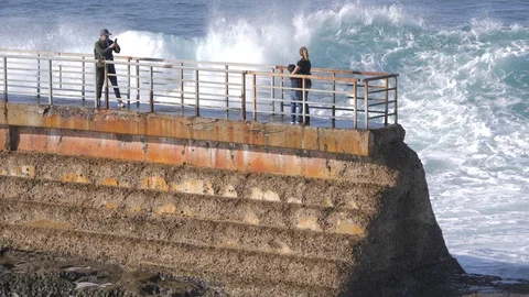 Tourists Splashed By Water - La Jolla Vídeos de archivo 125768955