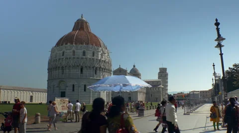 Tourists on Square of Miracles visit Leaning Tower. Video stock 54662198