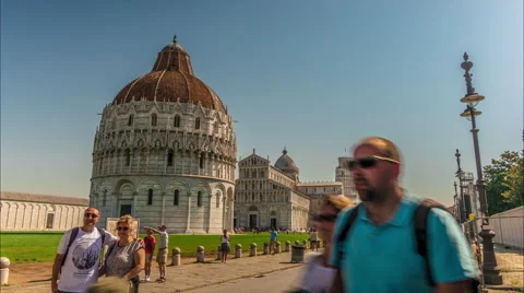 Tourists on Square of Miracles visit Leaning Tower. Stock Footage 54664842