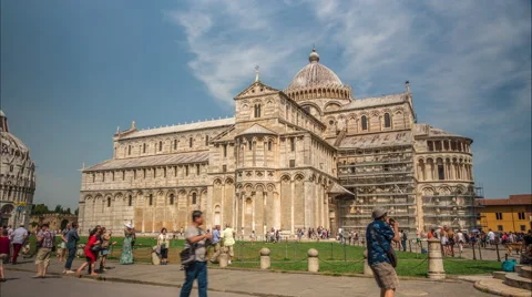 Tourists on Square of Miracles visit Leaning Tower. Video stock 54665179